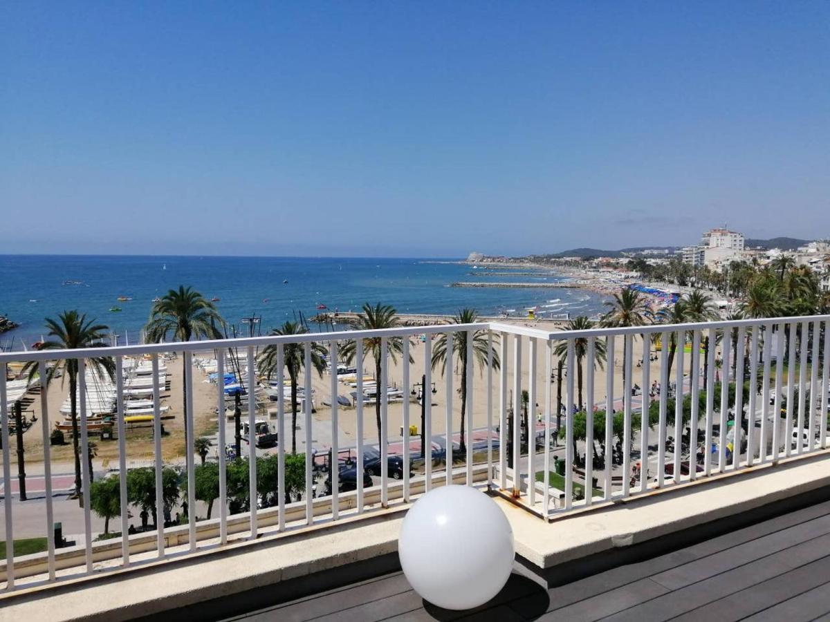 Apartamento Ático con Fantásticas Vistas al Mar y la iglesia Sitges Exterior foto